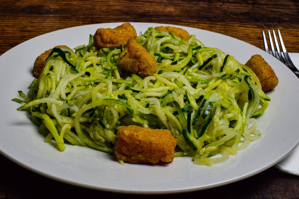 espaguetti de calabaza y tater tots de brócoli