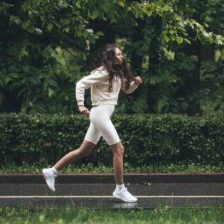 Salud en marcha: cómo elegir entre caminar y correr