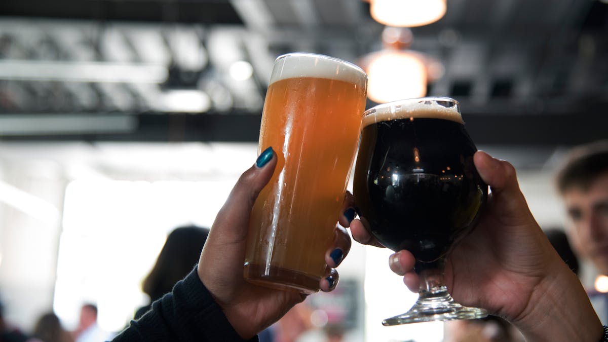 Profeco advierte sobre cerveza con alto contenido de azúcar. Foto: Pexels.