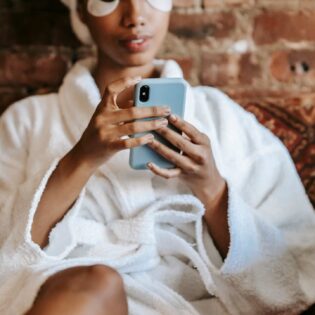 Pasar tiempo en el baño con el smartphone puede estar dañando tu salud