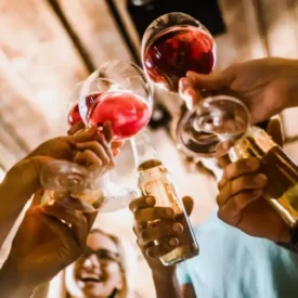 Descubre por qué a los humanos nos gusta el alcohol y qué dice la ciencia