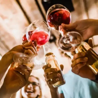 Descubre por qué a los humanos nos gusta el alcohol y qué dice la ciencia