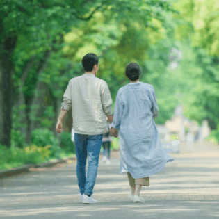 Paseo japonés: la caminata consciente que reduce el estrés y fortalece tu cuerpo